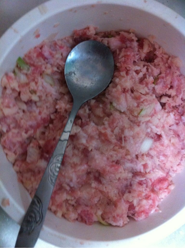 炸小肉丸,调味,适量的盐和味精,淀粉加水,开始和馅