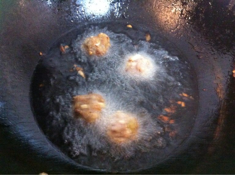 炸小肉丸,我放了葱,可是炸的时候葱总是先煳,不如不放,淀粉是为了 黏合在一起,不然下锅就碎了