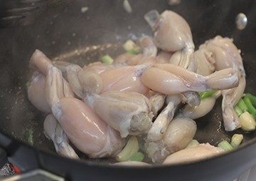 青椒田鸡腿,加入田鸡腿炒至变色