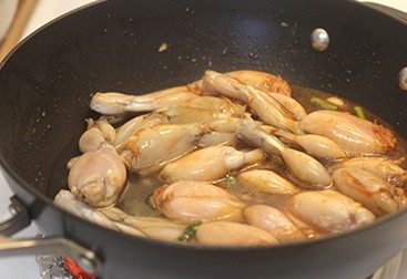 青椒田鸡腿,翻炒后加水没过田鸡腿,大火煮开,转中小火烧15min,然后开盖收汁