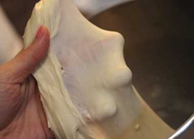 瓜子椒盐餐包,全部材料混合成光滑面团后,加入黄油,揉至扩展阶段