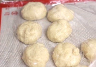 瓜子椒盐餐包,将面团放入温暖处,发酵1-2个小时至面包发至2.5倍大。用手指沾面粉,摁个点,不回弹,边上的面团不回缩即可。瘦身减气,分成15份(妞只做一半材料,每份约30g)搓圆中间发酵15-20分钟