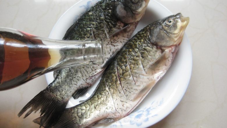 川香豆瓣鱼 :超级美味的下饭神器,加一大勺<a style='color:red;display:inline-block;' href='/shicai/ 718'>料酒</a>抹匀