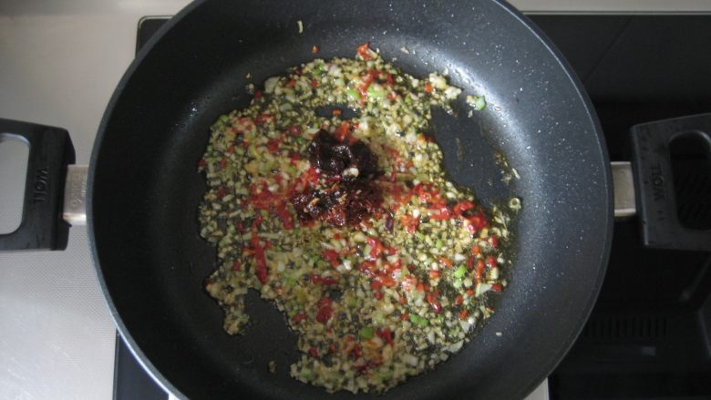川香豆瓣鱼 :超级美味的下饭神器,放入<a style='color:red;display:inline-block;' href='/shicai/ 46964'>郫县豆瓣酱</a>和普通豆瓣酱,小火炒约半分钟,至出红油。