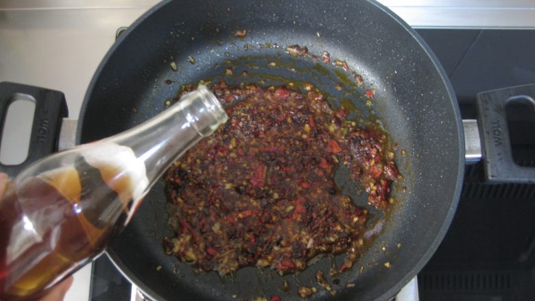 川香豆瓣鱼 :超级美味的下饭神器,烹入料酒、生抽、<a style='color:red;display:inline-block;' href='/shicai/ 768'>香醋</a>,加糖。