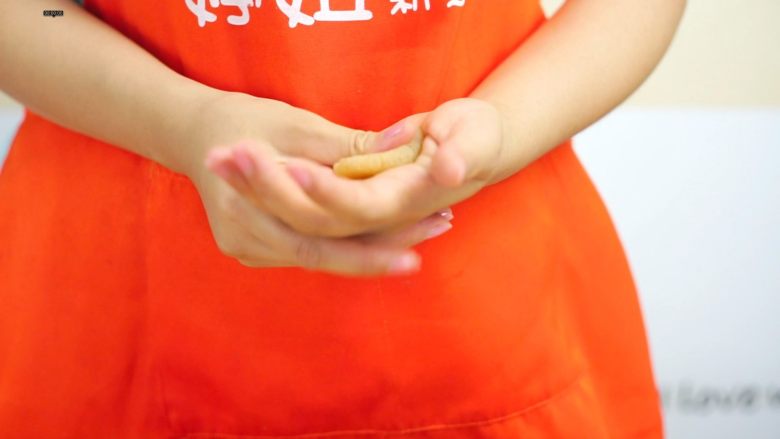 中秋未到,月饼先来—蛋黄莲蓉月饼,搓圆后按扁