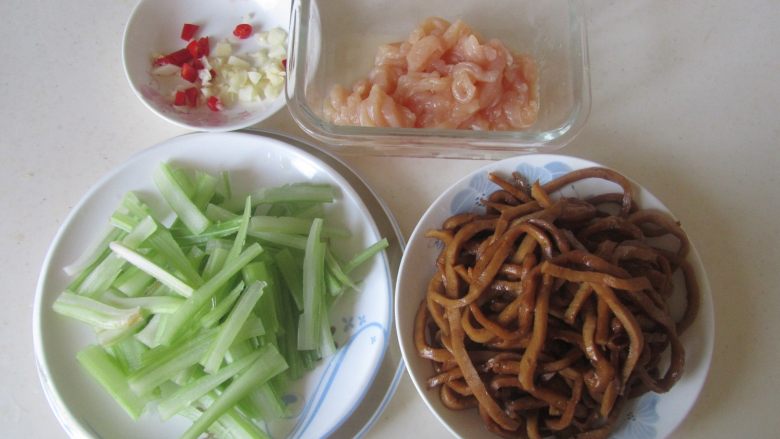 芹菜千叶豆腐炒鸡丝, 准备好原材料；