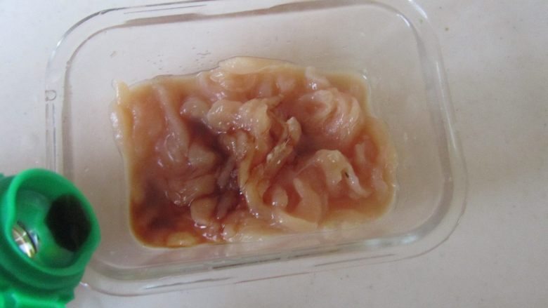芹菜千叶豆腐炒鸡丝,鸡丝加入适量的盐、淀粉、<a style='color:red;display:inline-block;' href='/shicai/ 718'>料酒</a>和<a style='color:red;display:inline-block;' href='/shicai/ 788'>生抽</a>拌均匀腌制一下；