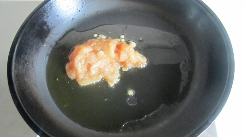 芹菜千叶豆腐炒鸡丝,热锅凉油， 放入腌制好的鸡肉丝进去翻炒；