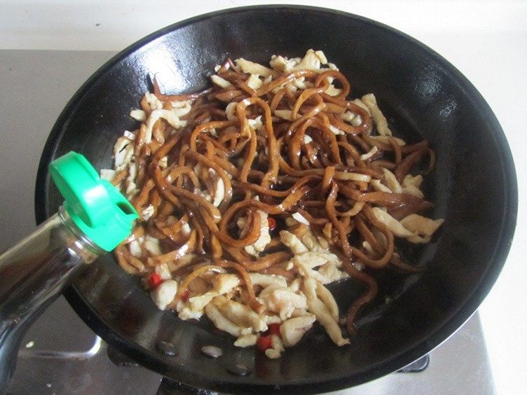 芹菜千叶豆腐炒鸡丝,加入少许蚝油翻炒几下；
