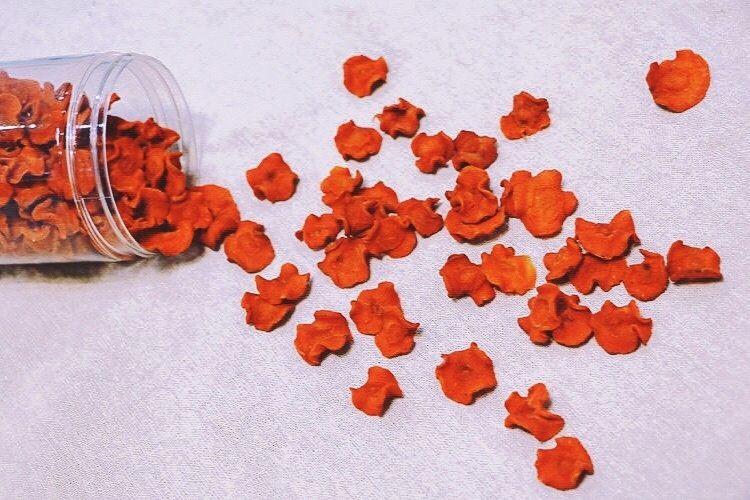 胡萝卜干,晒的时候注意,不要露天的,灰尘太大。这种晒干只适合这样的夏天。