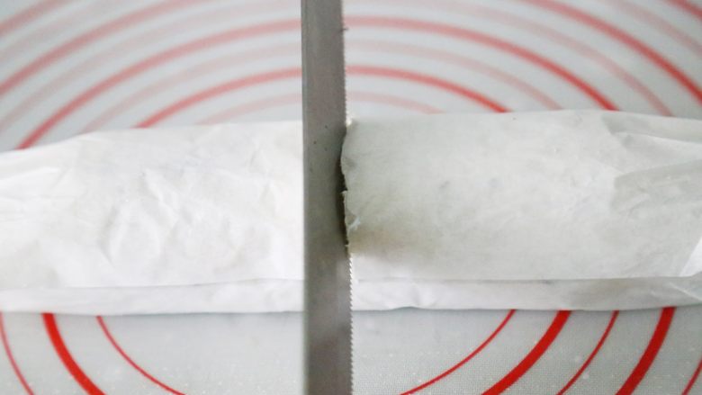 武汉小吃 糯米包油条,吃的时候,可以用带锯齿的刀子划开。