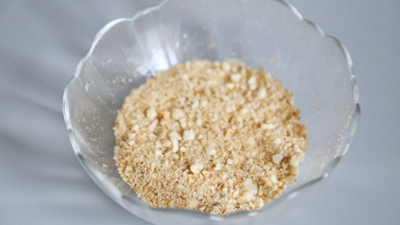 武汉小吃 糯米包油条,用料理机将放凉的花生米、白芝麻打成粗粉状,并加入白砂糖搅拌均匀,备用。