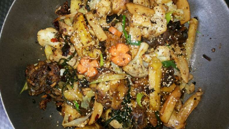 干锅时蔬鸡,所有食材一起炒制3-5分钟后，出锅前放一点点醋搅拌一下（调味又解腻）先夹出胡萝卜花放在一边，然后把所有东西用大瓷盆盛出来，撒上<a style='color:red;display:inline-block;' href='/shicai/ 666'>芝麻</a>，摆上胡萝卜花！大功告成！\^O^/