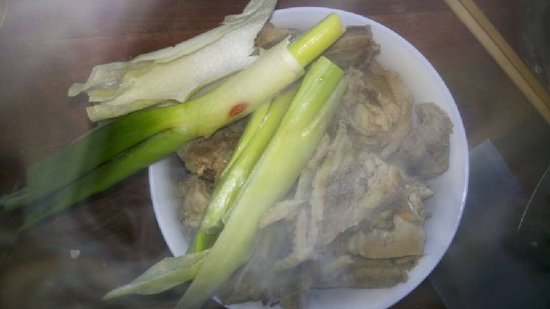 干锅时蔬鸡,锅中倒入开水，加入几颗<a style='color:red;display:inline-block;' href='/shicai/ 700'>花椒</a>，姜片若干，待水烧开时放入切好的鸡块，焯水8-10分钟。