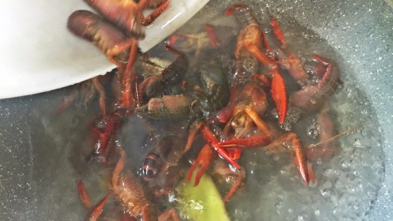 小龙虾盖浇饭,剥虾壳1:
这个部分需要分为两个环节,先将龙虾过开水焯一下,这样方便剥壳;