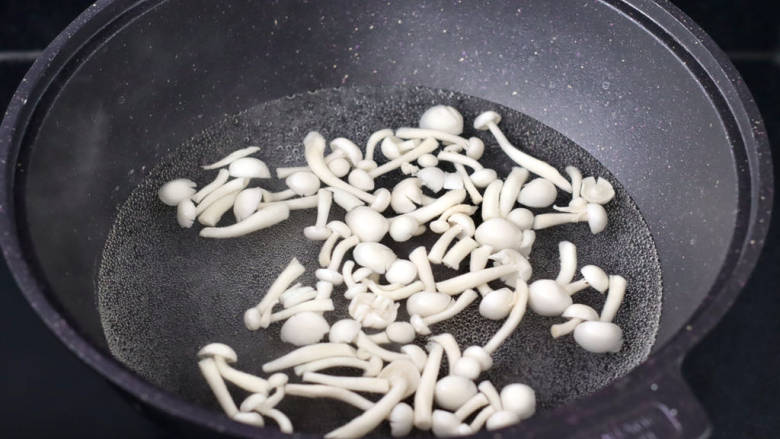 金汤对虾海鲜菇,锅中倒入适量清水烧开,放入海鲜菇。