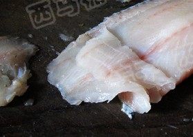 飘香鱼,斜刀,把鱼肉片成鱼片