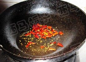 飘香鱼,锅中注入油,下入<a style='color:red;display:inline-block;' href='/shicai/ 86474'>干辣椒</a>炒香变色后捞出备用
