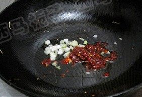 飘香鱼,重新起锅,注入油,下入葱姜蒜炒香。加入搅拌好的辣酱。小火炒出红油