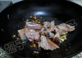 飘香鱼,下入鱼骨煸炒至变色