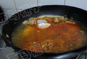 飘香鱼,倒入开水,大火烧开,转中火烧至5分钟
