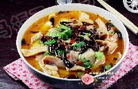 飘香鱼,另起锅,注入油【油量要大一些】下入辣椒碎和花椒,煸炒出香味。将热油浇在大碗中,撒上<a style='color:red;display:inline-block;' href='/shicai/ 131'>香菜</a>即可