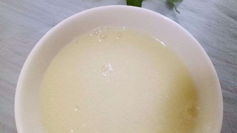 双米奶布丁#婴儿辅食#,长香丝大米 压塌楼小米 水400ML 一起放到豆浆机,选择米糊键,豆浆机会自动破壁,煮熟,大约15分钟左右就好了,取80ML左右备用。会多很