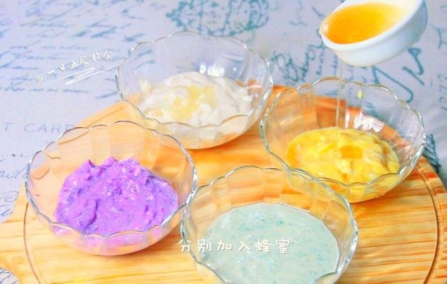 蔬菜豆腐抹酱 3+1种做法,20克南瓜和50克豆腐搅拌成南瓜豆腐酱。南瓜水分比较大,做出来的酱稍微偏稀,用嫩豆腐替换内酯豆腐会更好。一个个加入蜂蜜,搅拌均匀。