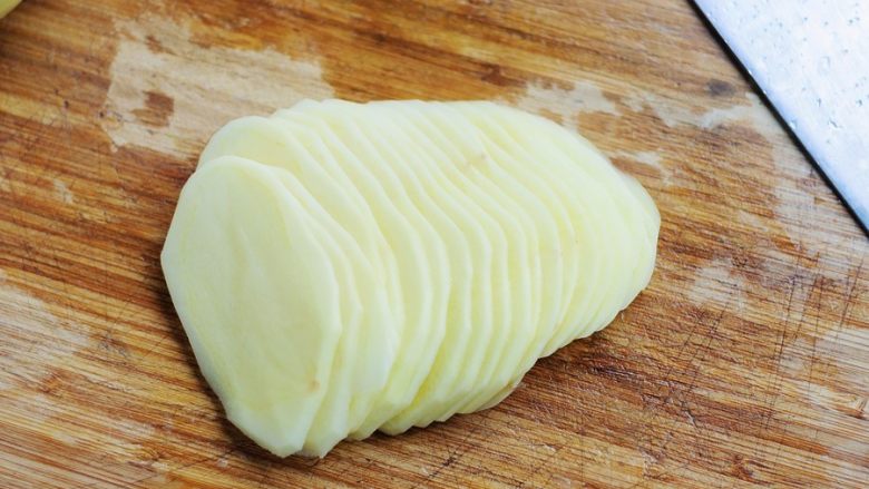 荆芥炒土豆丝,<a style='color:red;display:inline-block;' href='/shicai/ 23'>土豆</a>削皮后切成厚薄均匀的薄片，把<a style='color:red;display:inline-block;' href='/shicai/ 23'>土豆</a>片成坡状码放整齐。