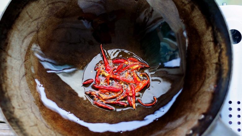 荆芥炒土豆丝,炒锅里倒入油，烧热后放进辣椒丝、<a style='color:red;display:inline-block;' href='/shicai/ 700'>花椒</a>粒大火爆出香味。