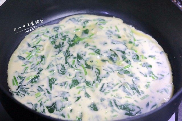 虾皮菠菜蛋饼 |,加入切碎的菠菜和盐拌匀。煎锅放入适量的油,油热后倒入菠菜蛋糊。柚子妈8寸的平底锅刚刚好一锅。
🌻小贴士:因为虾皮都有一点咸味,这里只要少加