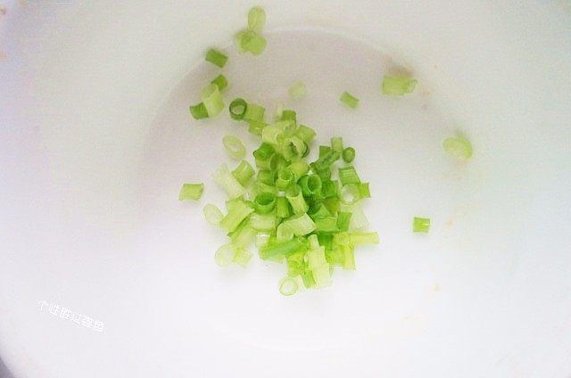 五香土豆丝饼,切点葱花待用