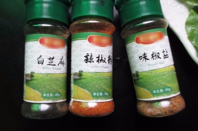 五香土豆丝饼,准备调味品，我用的是椒盐、辣椒粉、白芝麻