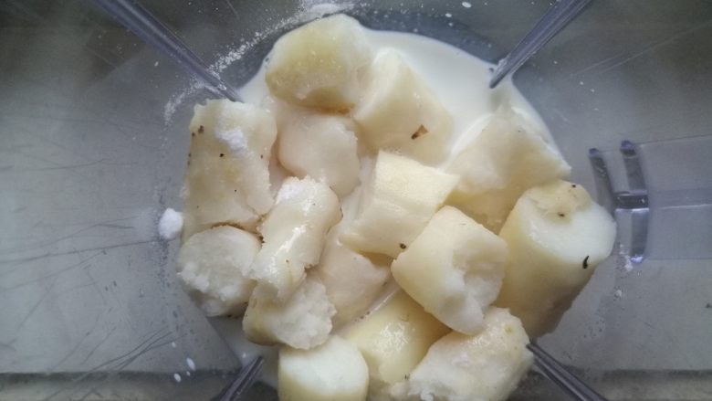 山药海绵盏,去皮切小段,加入适量牛奶和糖,用料理机打成泥(也可以直接用勺子背压成泥)