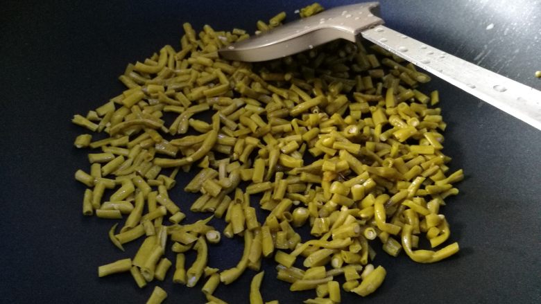 酸豆角炒牛肉末,将酸豆角倒入锅中，中火炒几分钟，让豆角水份挥发。