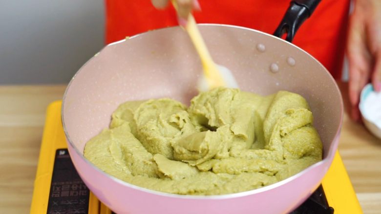 炎炎夏日的小清新—绿豆糕,倒入绞打细腻的绿豆泥(讲究的可以过筛一次,如果打的足够细腻不过筛也可以哒)