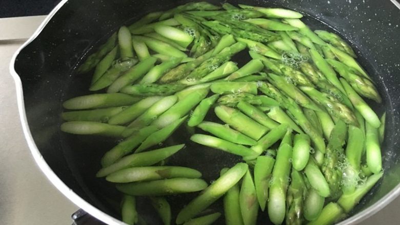 芦笋拌腰果,放入开水中焯熟,约2-3分钟