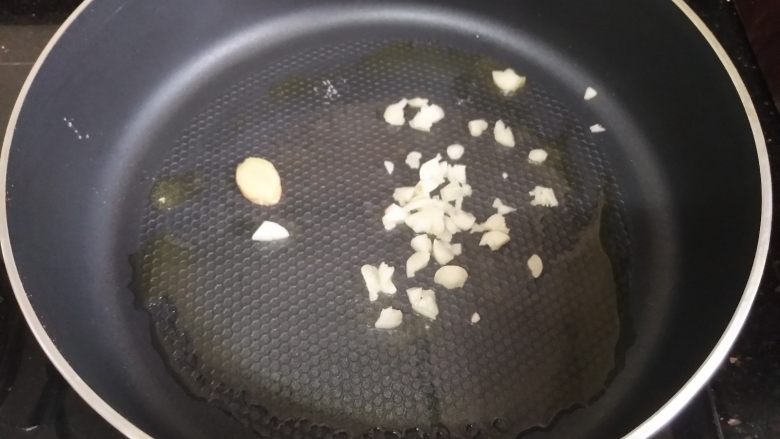 孜然子姜鸡翅尖,热锅,锅内放入是的食用油爆香蒜末