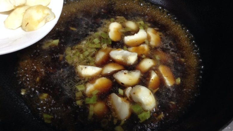 辣炒鬼马丝瓜,
加入适量水,倒入碗汁和马蹄煮开一分钟(水量要适当宽一些)
