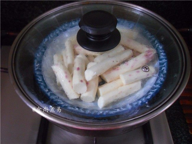 蓝莓山药糕,放入蒸锅大火蒸15分钟,用叉子能顺利碾碎即为熟透
