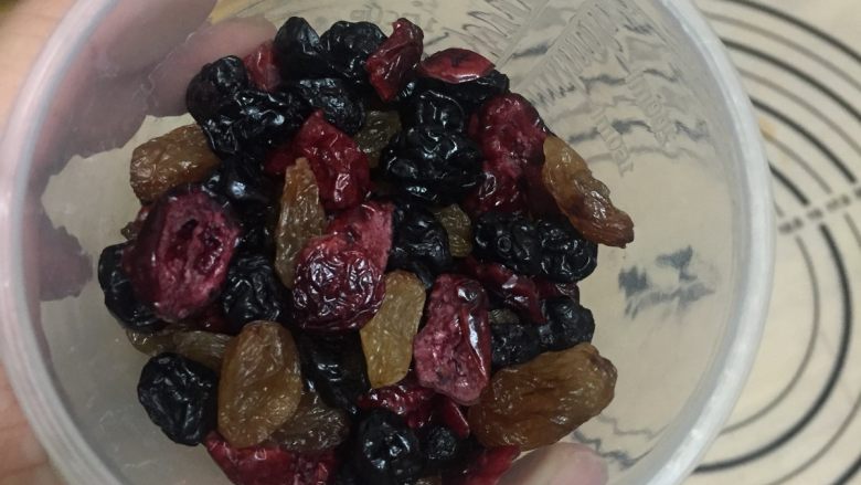 卡路里炸弹 咕咕霍夫重油面包,提前浸泡最少30分钟,之后沥干水分