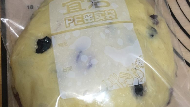 卡路里炸弹 咕咕霍夫重油面包,放入保鲜袋中,放入冰箱冷藏静置1夜