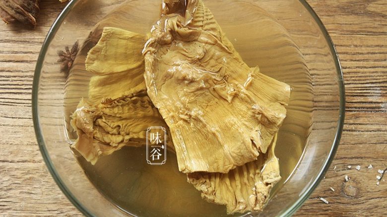 肥而不腻的笋干炖肉,这个<a style='color:red;display:inline-block;' href='/shicai/ 2856'>笋干</a>很硬,最好泡一晚上;