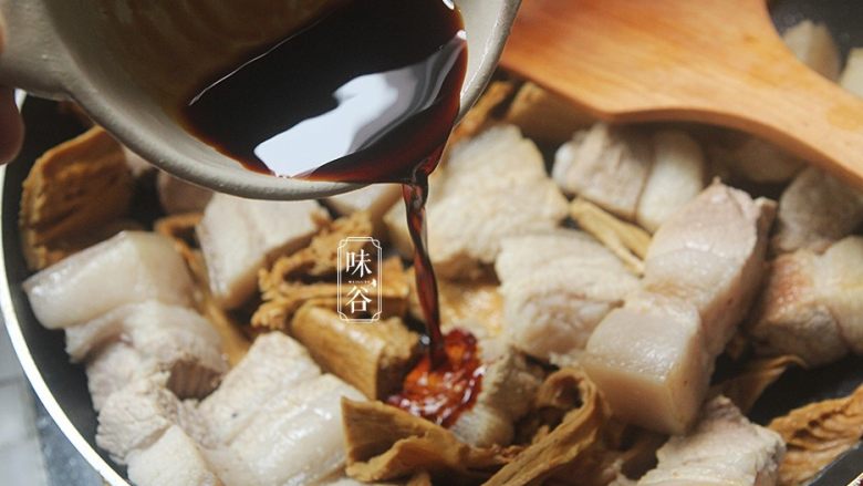 肥而不腻的笋干炖肉,加入<a style='color:red;display:inline-block;' href='/shicai/ 692'>酱油</a>;