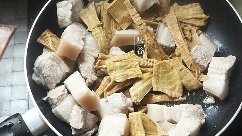 肥而不腻的笋干炖肉,下入焯水的五花肉和笋干,煸炒片刻。