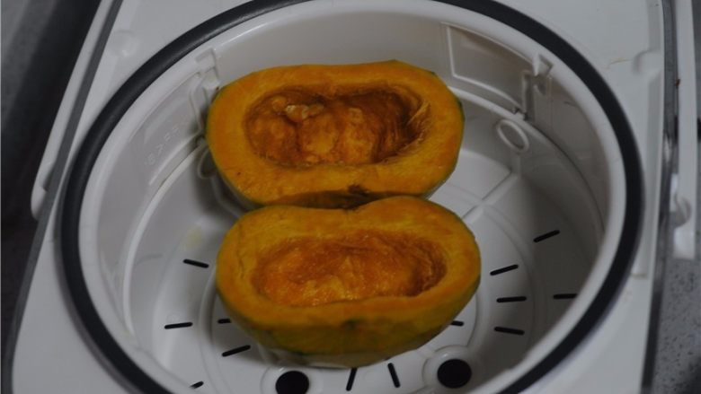 能量满满,南瓜红豆芝麻斑纹土司,南瓜去皮后放入电饭锅里蒸熟