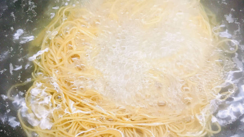 #闹元宵#肉臊子鸡蛋炒面,另外一个锅煮好面,过下凉水