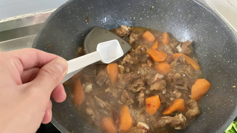 胡萝卜烧排骨,尝下咸淡,根据自己口味补充少许盐,转中大火收汁