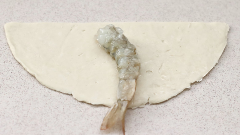 #闹元宵#芝士虾仁酥,用刀对半切开,取一半放入一个腌制好的虾仁,虾尾露在外面。